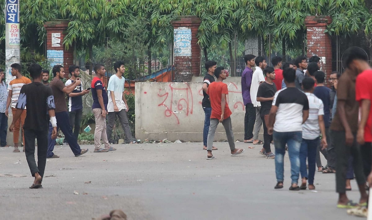 চট্টগ্রামে গতকাল কারাগারে হামলার সময় মো. নিজাম উদ্দিন নামের একজন গুলিবিদ্ধ হয়ে মারা যান। গতকাল বিকেলে কেন্দ্রীয় কারাগারের সামনে